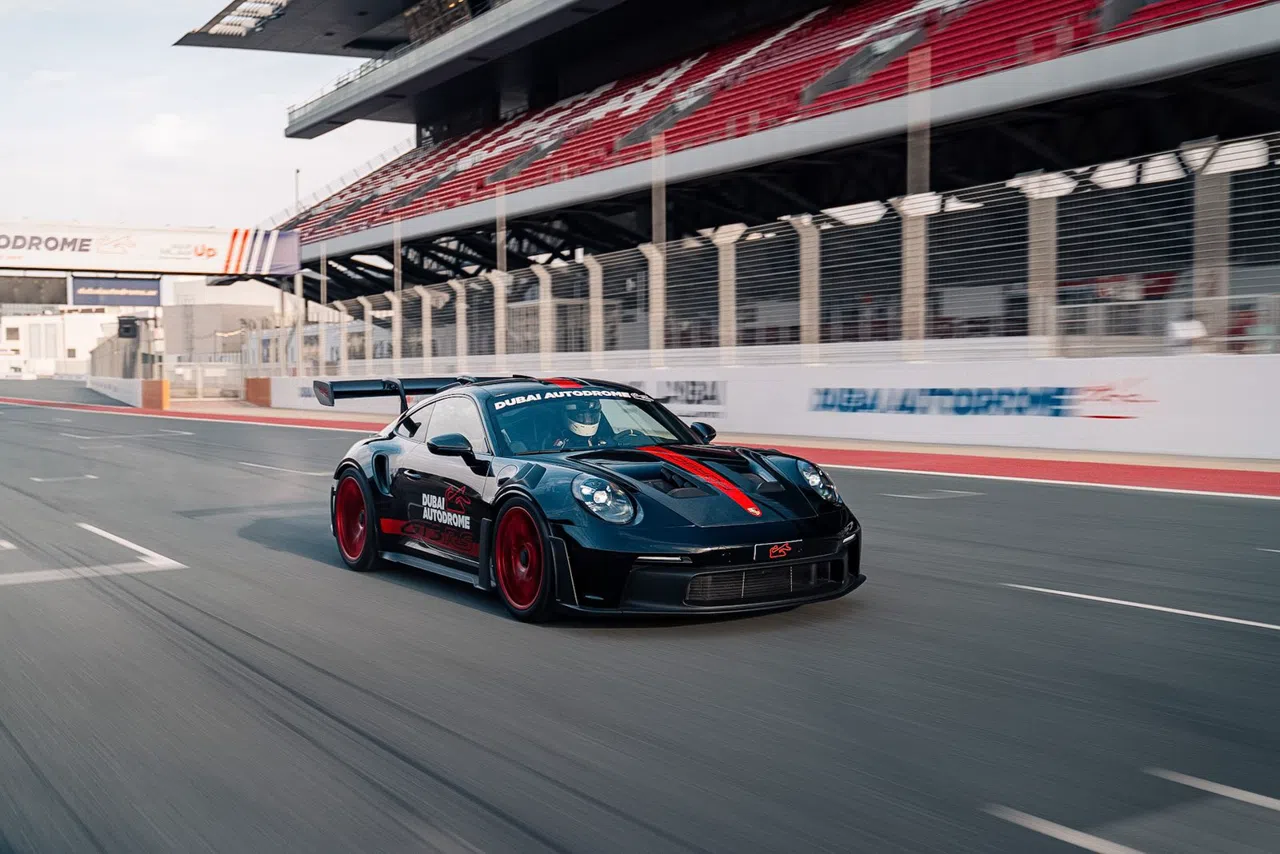 Uma noite de condução pelos bulevares de supercarros de Dubai