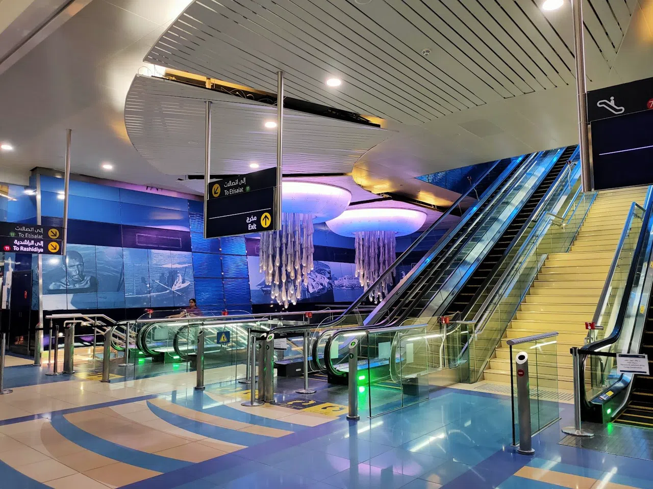 Crossing Dubai by Metro, Abra and Metered Taxi