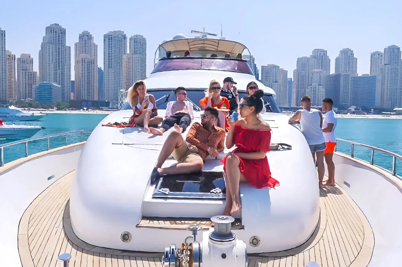 Frokost på vandet rundt om Dubais Palm Jumeirah