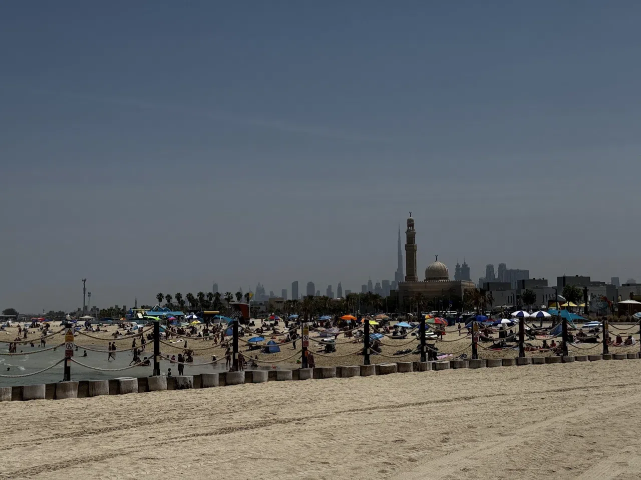 Wie Dubais Autotouren den Jumeirah Beach im Oktober bewältigen