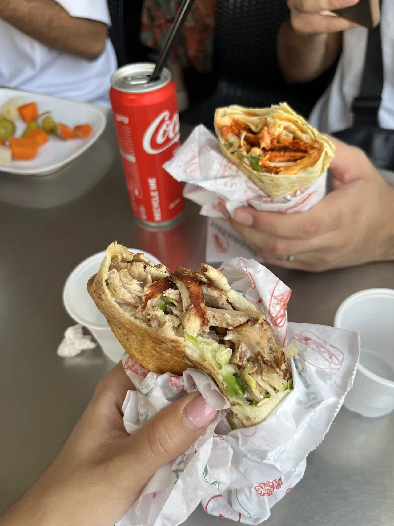 Dove mangia davvero Dubai: le caffetterie di Deira, le sale da pranzo keralite, le griglierie pakistane e le panetterie filippine dove si mette in fila la forza lavoro della città. La vera città del cibo dietro le stelle Michelin, dove un pasto costa ancora meno di una corsa in taxi.